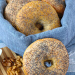 Bagel di pasta madre con semi di papavero