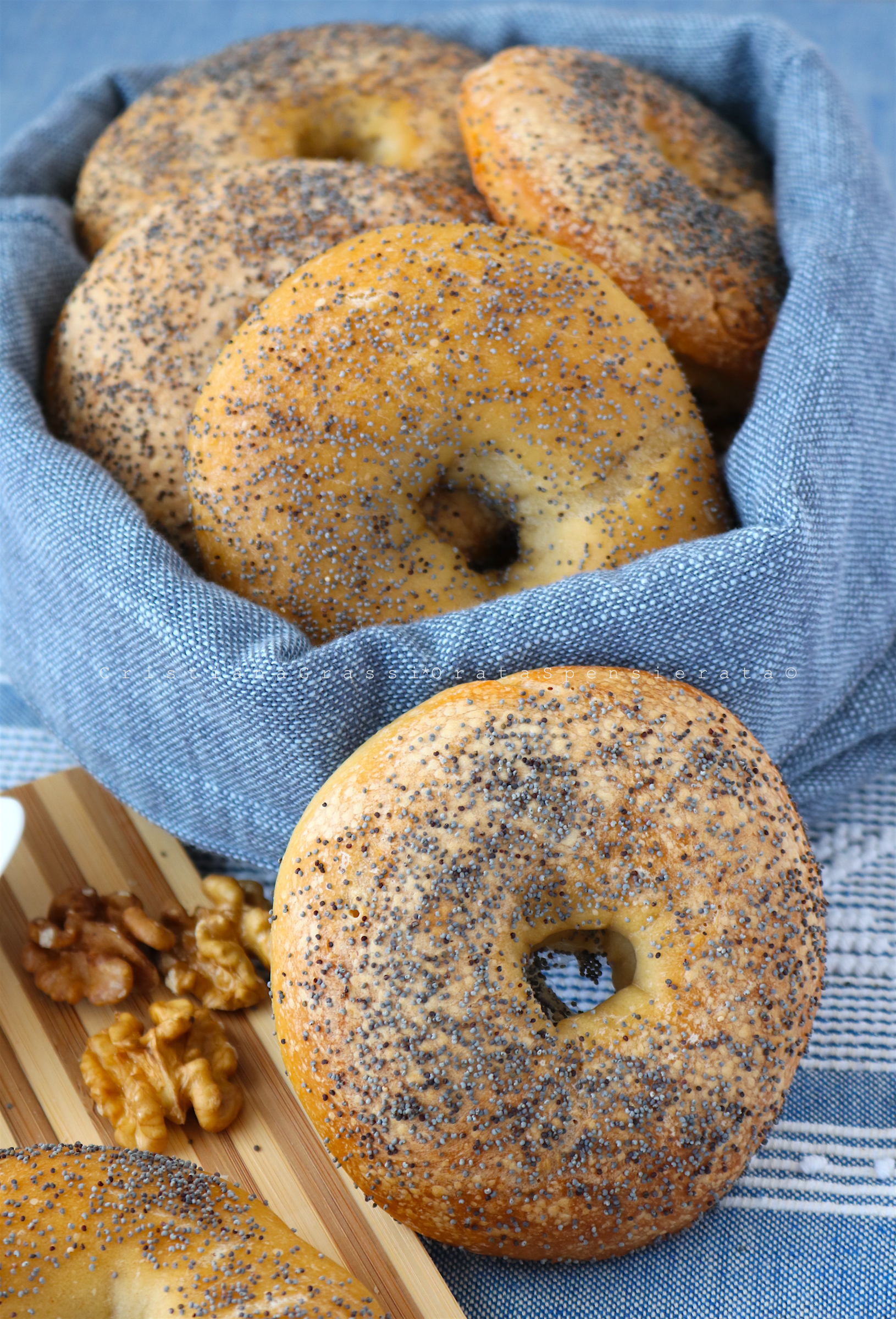 Bagel di pasta madre con semi di papavero