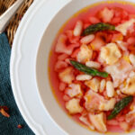 Brodo rosso speziato con cannellini, asparagi e pane zichi