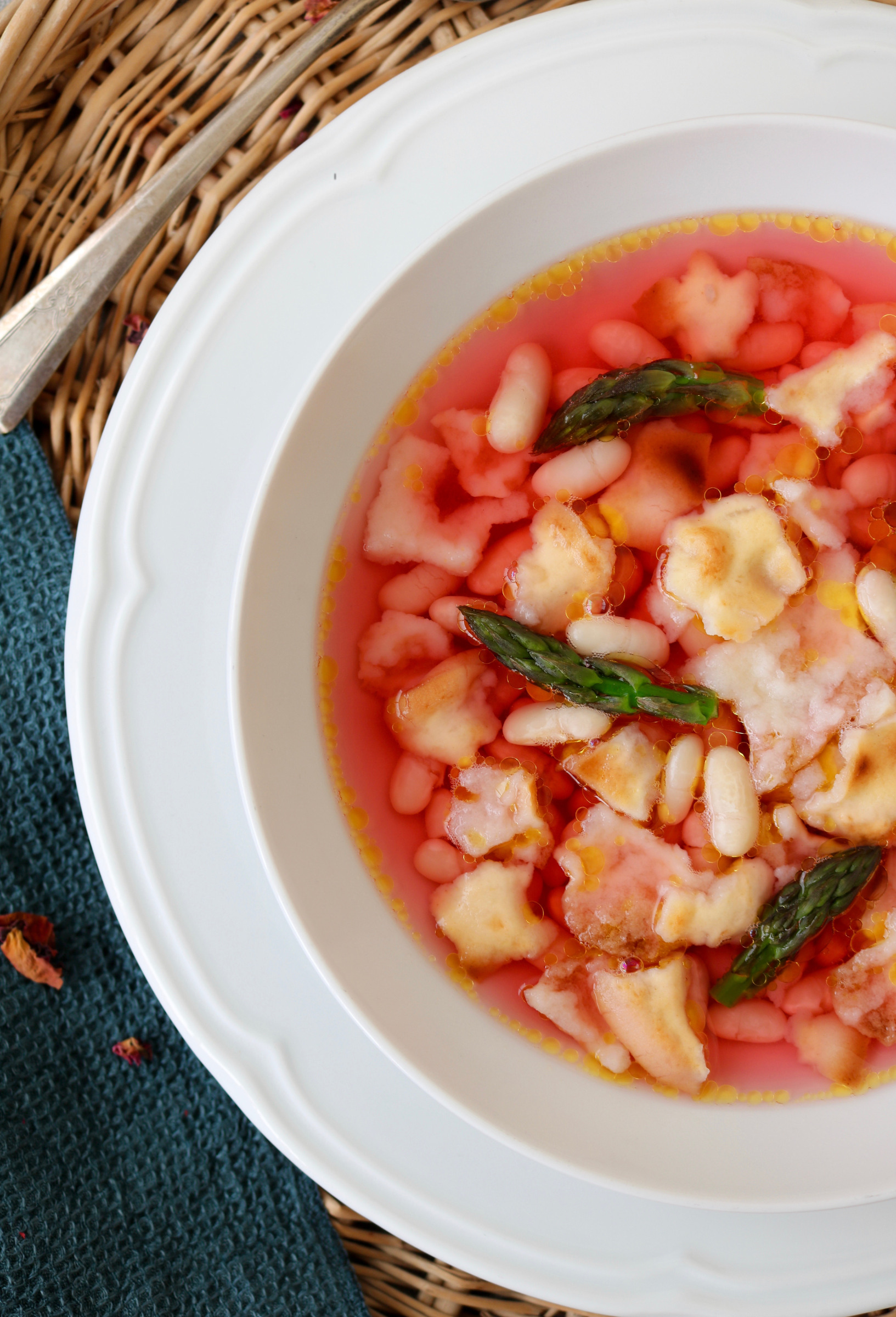 Brodo rosso speziato con cannellini, asparagi e pane zichi