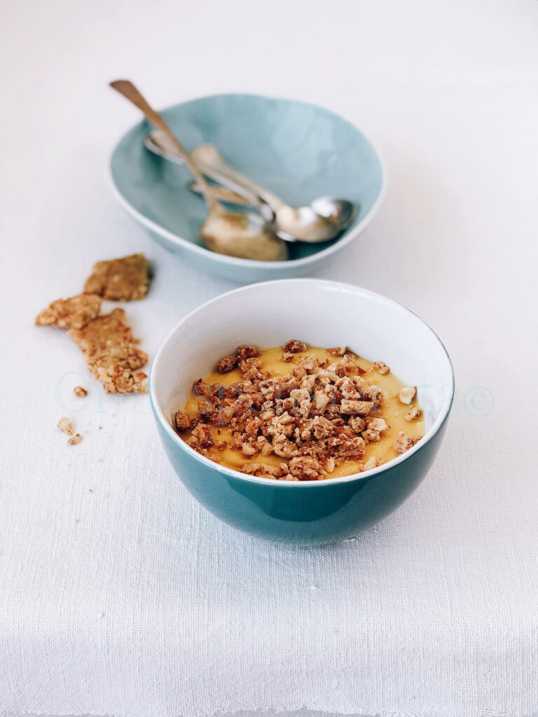 Crema al Moscato con croccantino di mandorle