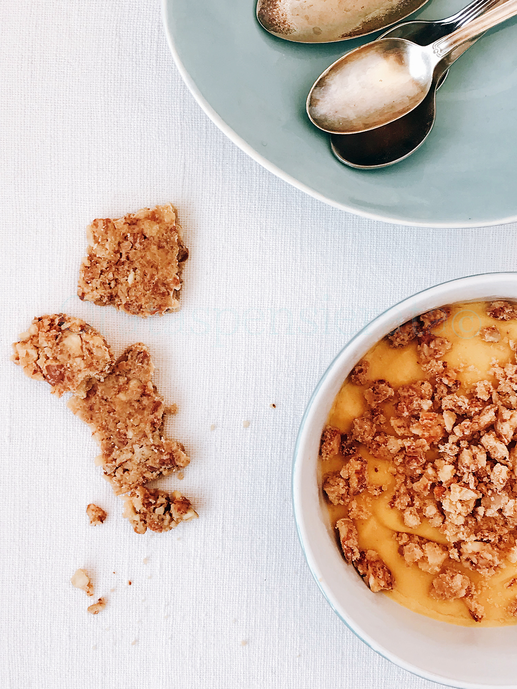 Crema al Moscato con croccantino di mandorle