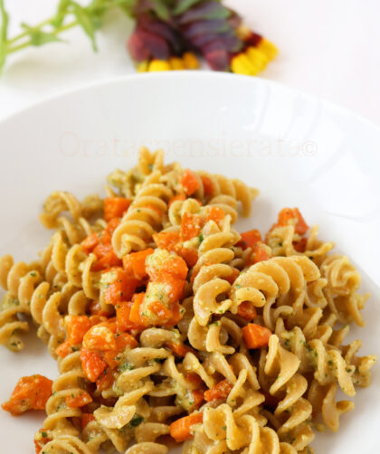 fusilli di legumi con carote e pestato di erbe