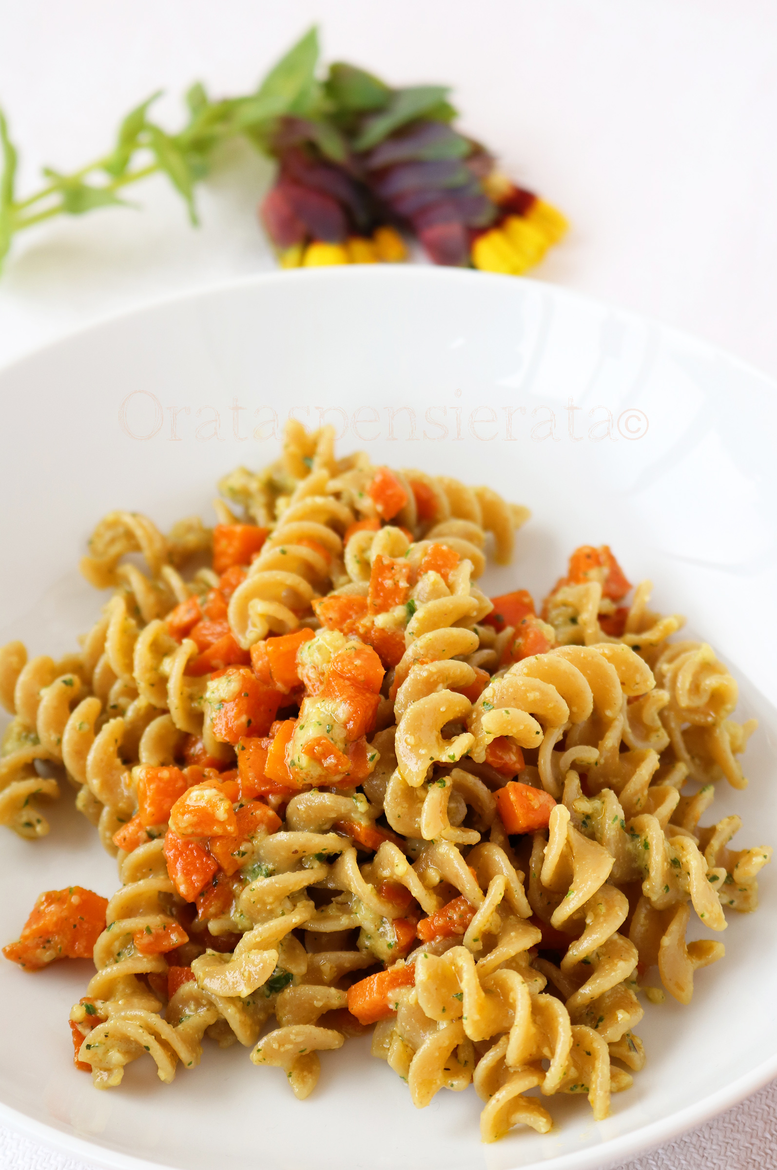 fusilli di legumi con carote e pestato di erbe