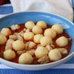 Gnocchi di patate e semola, con bocconcini di ricciola e zuppetta di pomodoro e zucchine