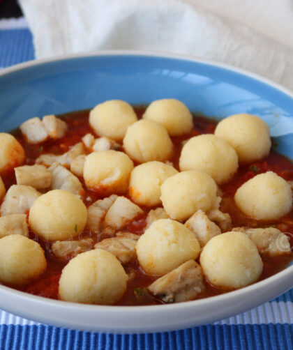 Gnocchi di patate e semola, con bocconcini di ricciola e zuppetta di pomodoro e zucchine