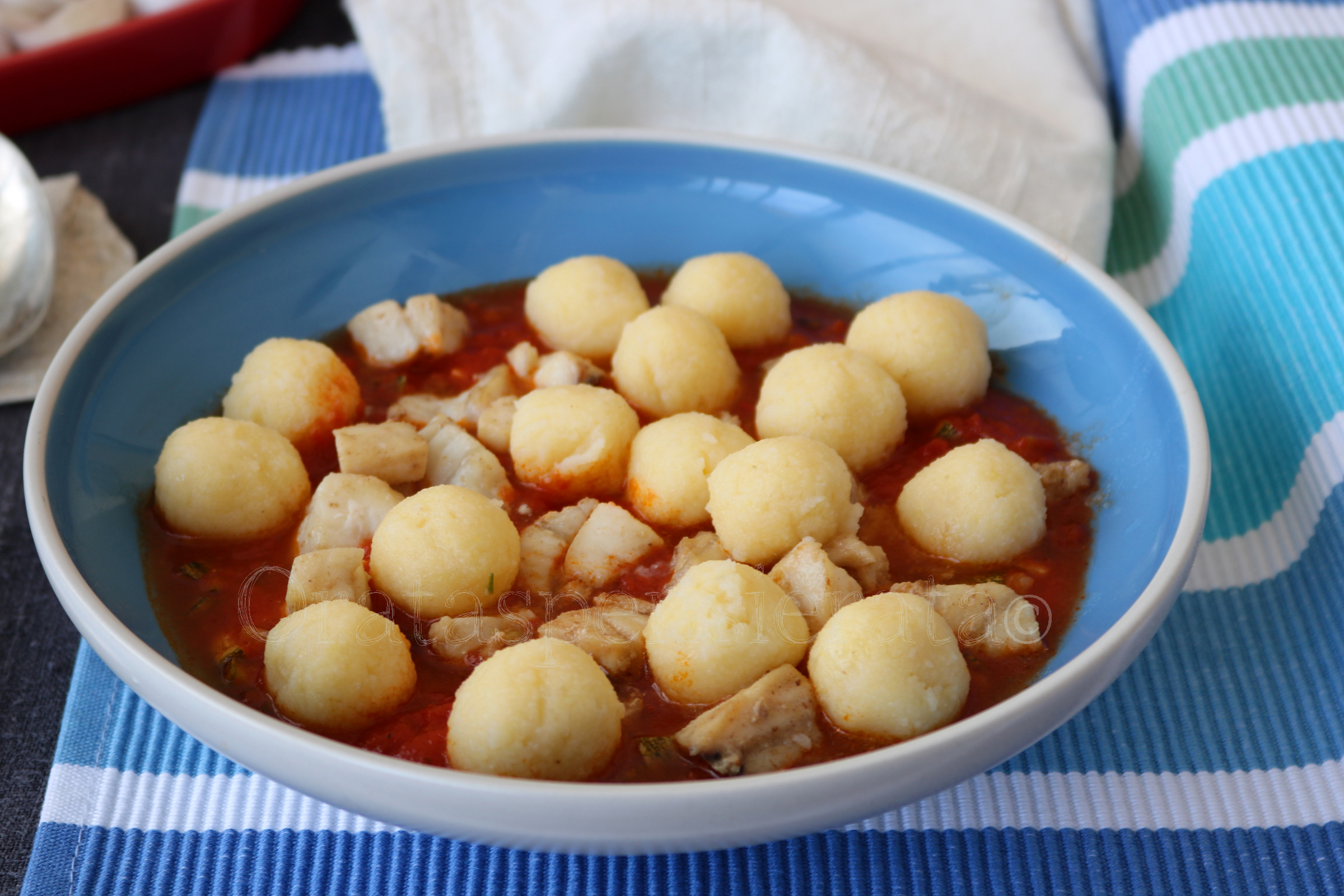 Gnocchi di patate e semola, con bocconcini di ricciola e zuppetta di pomodoro e zucchine