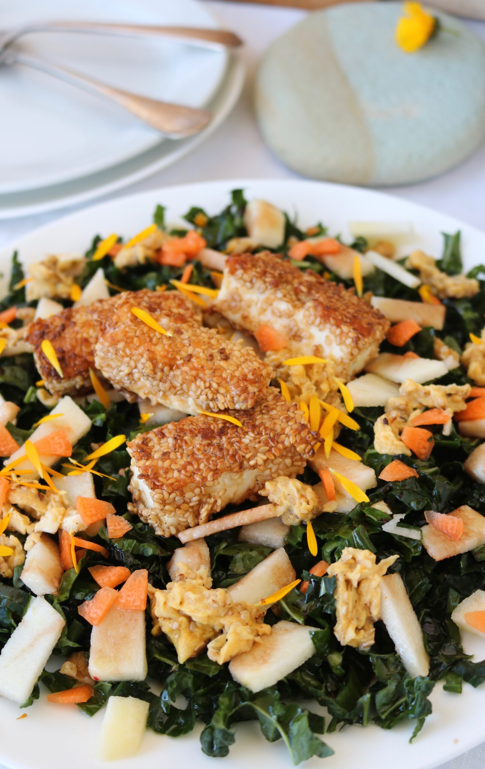 Insalata con feta impanata al sesamo