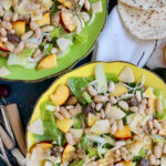 Insalata grande con pesche e cannellini e acciughe e…