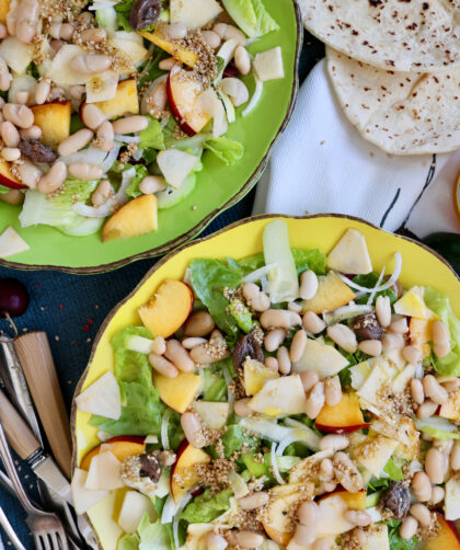 Insalata grande con pesche e cannellini e acciughe e…