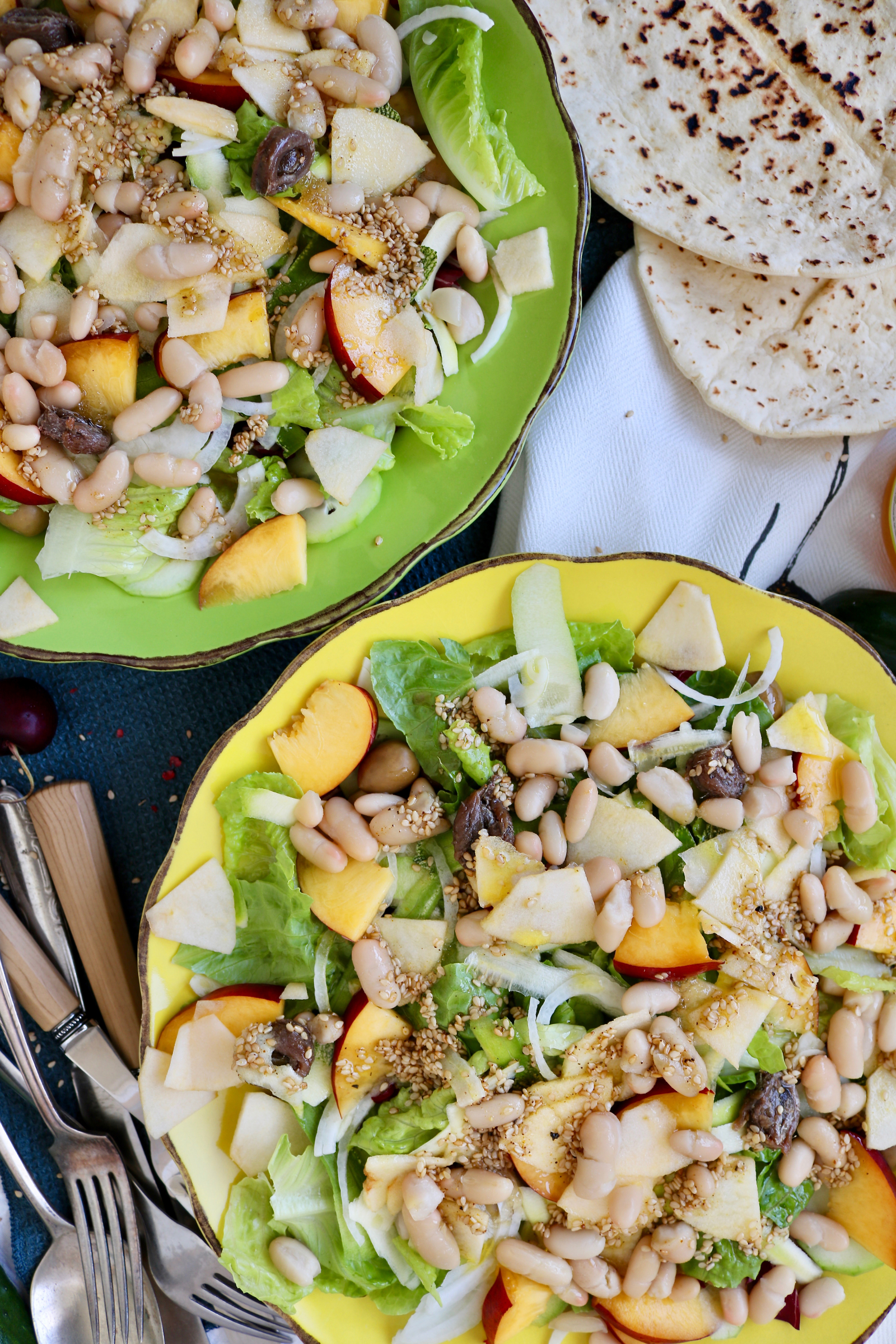 Insalata grande con pesche e cannellini e acciughe e…