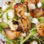 Insalata di zucchine e albicoche grigliate