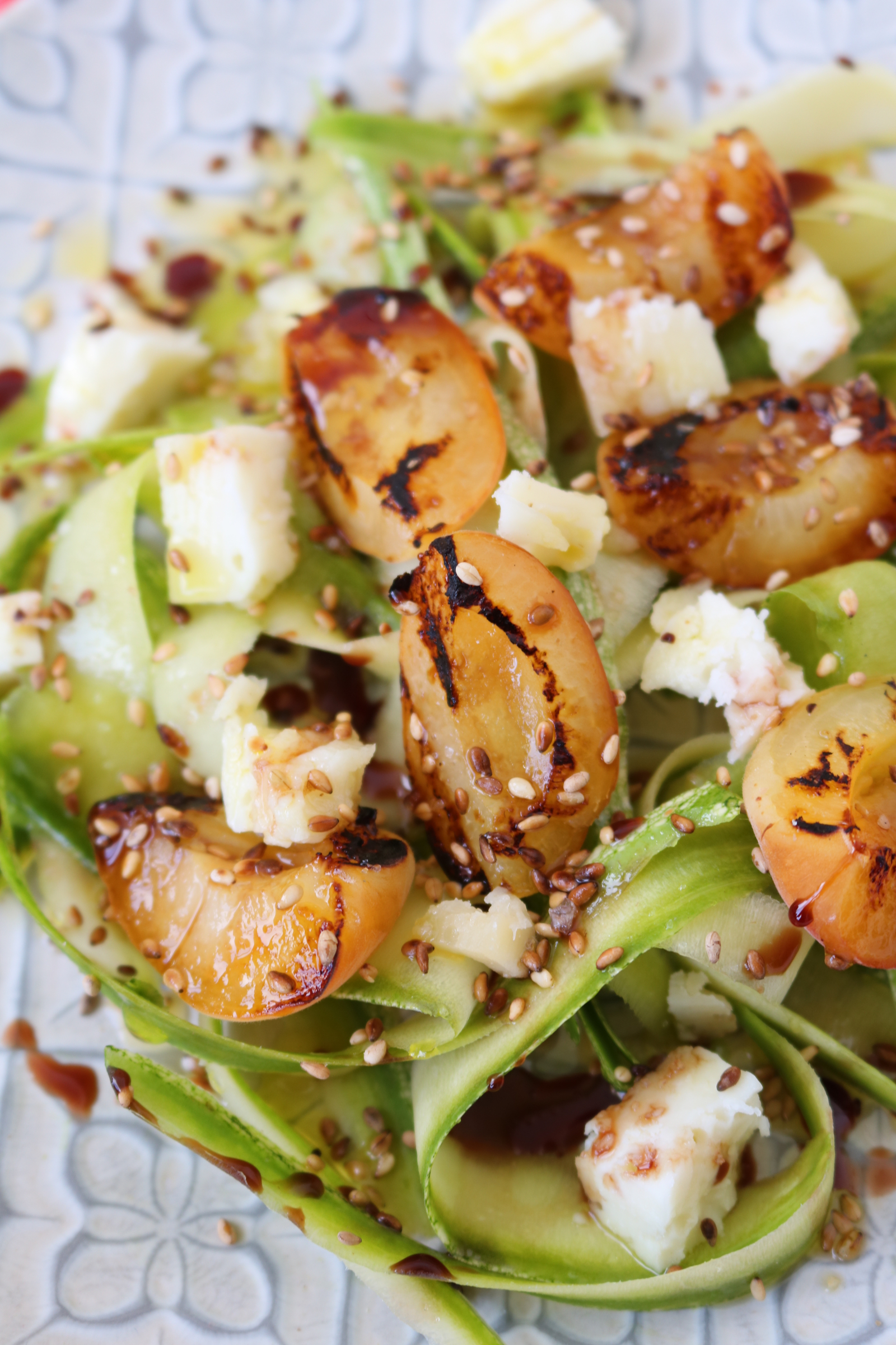 Insalata di zucchine e albicoche grigliate