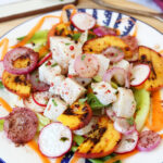 Insalata con pesce spada, cipolline e pesche