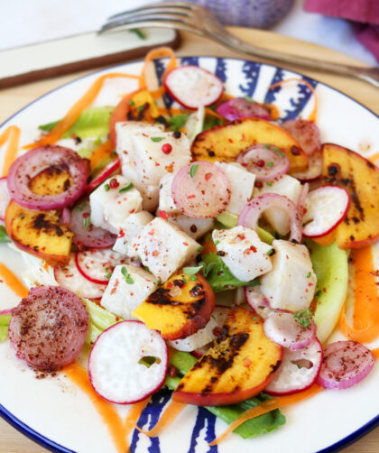 Insalata con pesce spada, cipolline e pesche