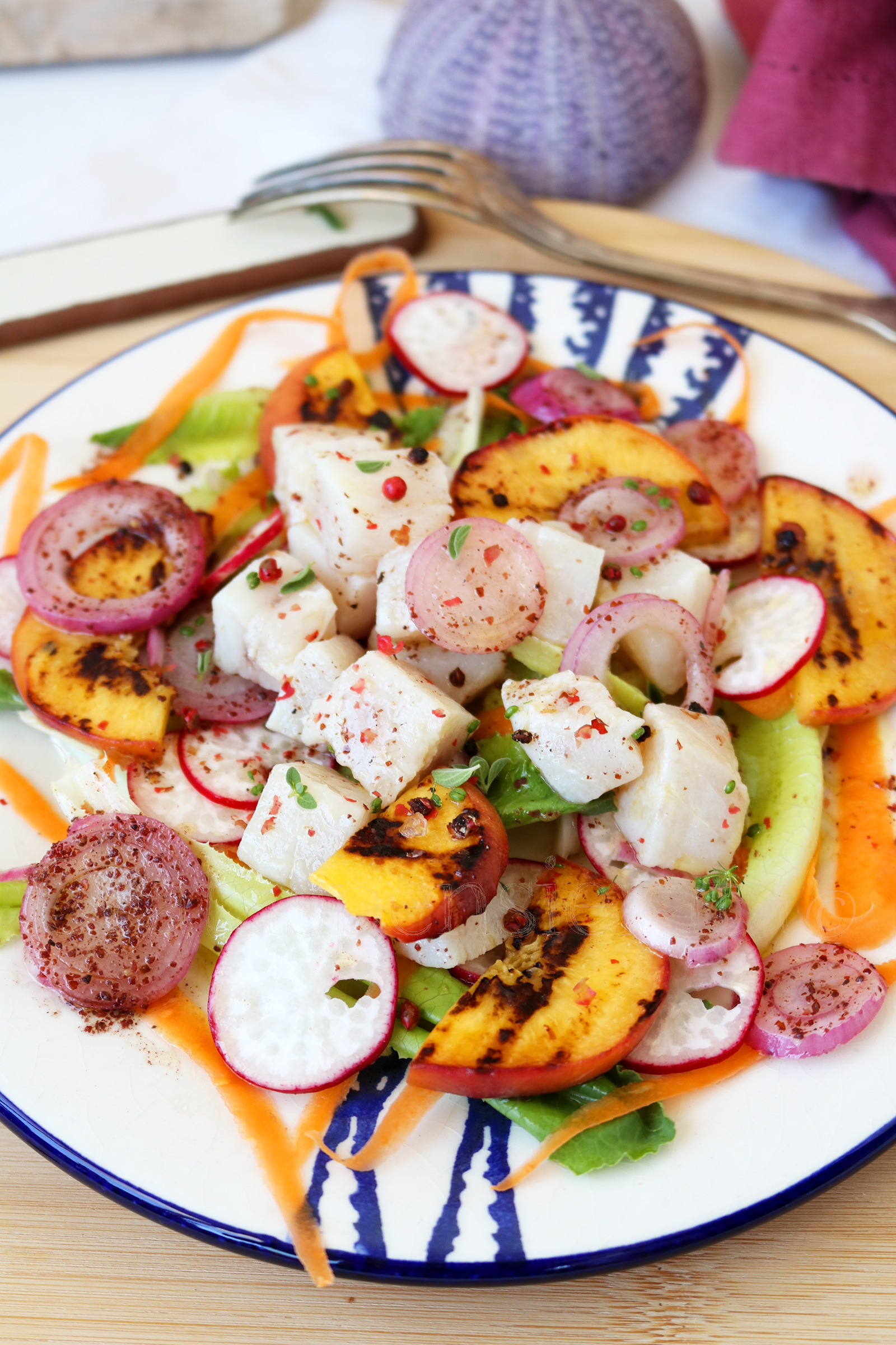Insalata con pesce spada, cipolline e pesche