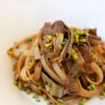 linguine rigate ai carciofi con aglio nero e bottarga