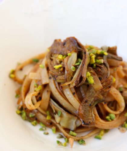linguine rigate ai carciofi con aglio nero e bottarga