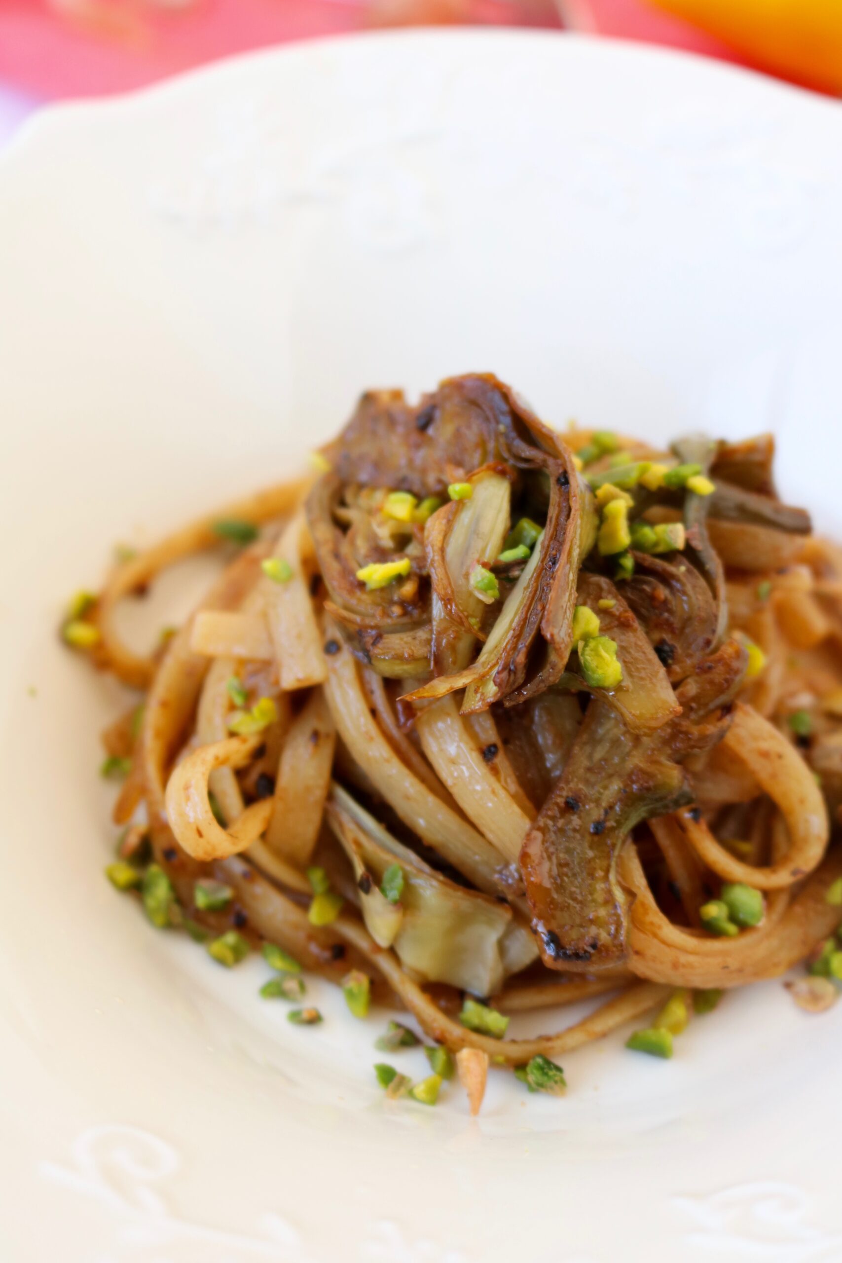 linguine rigate ai carciofi con aglio nero e bottarga
