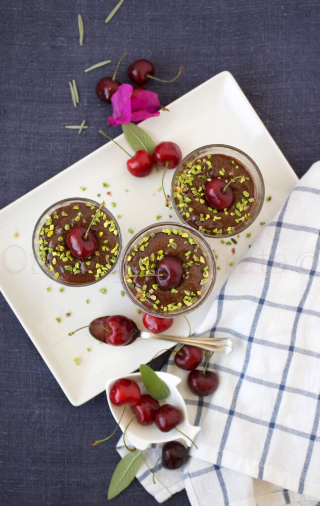 Mousse al cioccolato e ciliegie