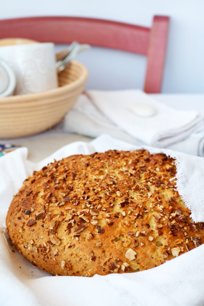 pane di semola con fiocchi d'avena e mandorle
