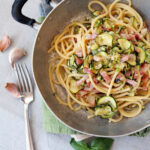 Spaghetti alla chitarra con zucchine, prosciutto e pistacchi