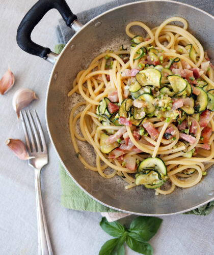 Spaghetti alla chitarra con zucchine, prosciutto e pistacchi