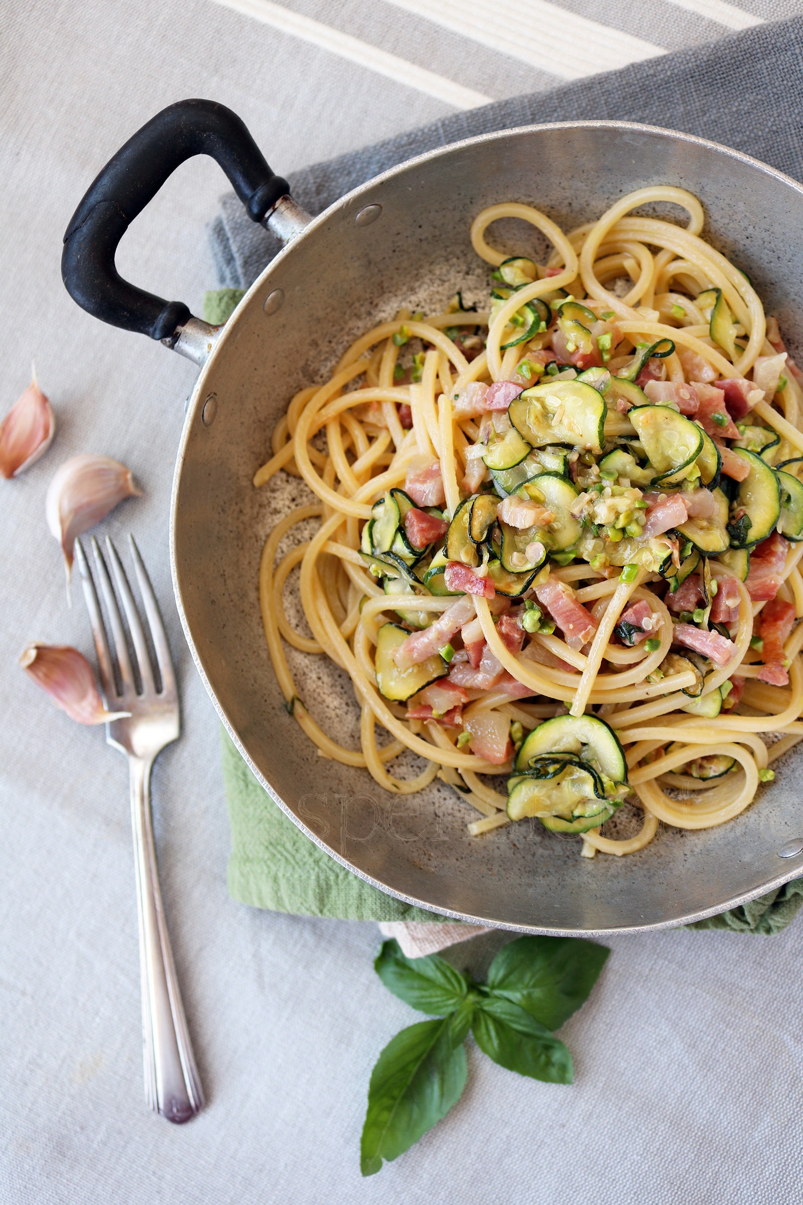 Spaghetti alla chitarra con zucchine, prosciutto e pistacchi