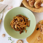bucatini con shiitake, porri e aglio nero