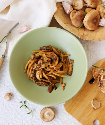 bucatini con shiitake, porri e aglio nero