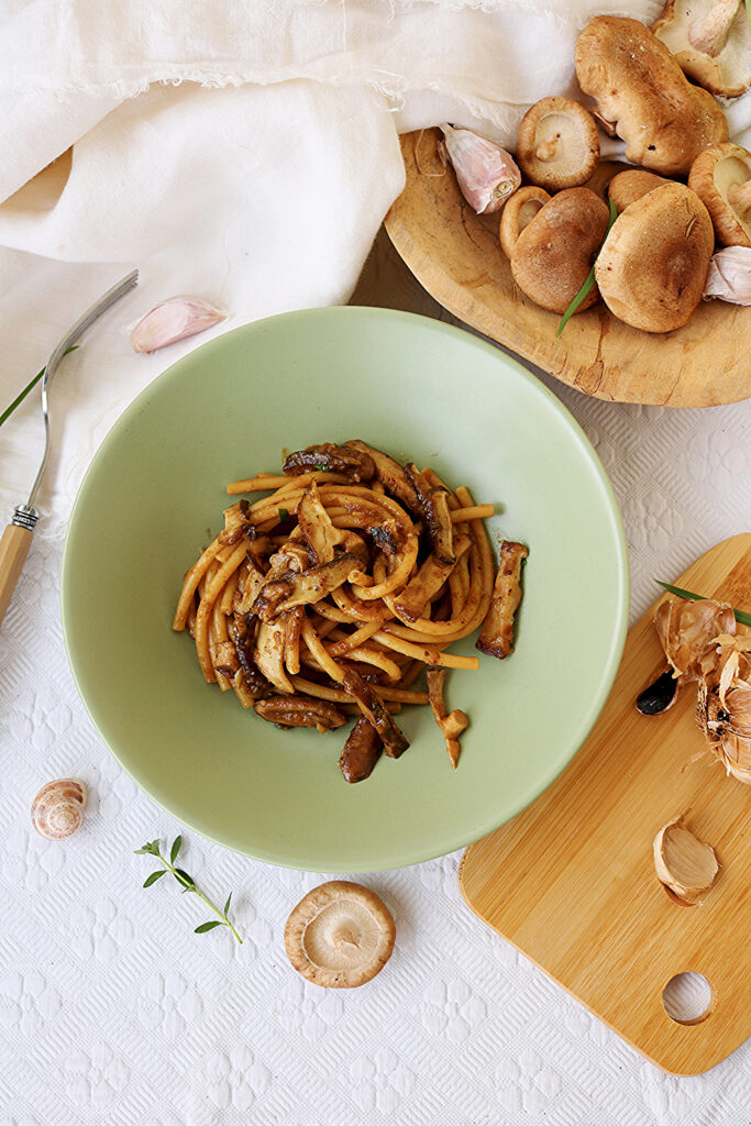 bucatini con shiitake, porri e aglio nero