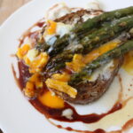 crostone con uova e asparagi