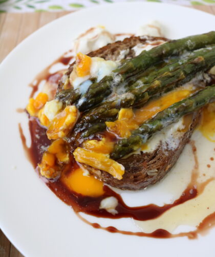 crostone con uova e asparagi
