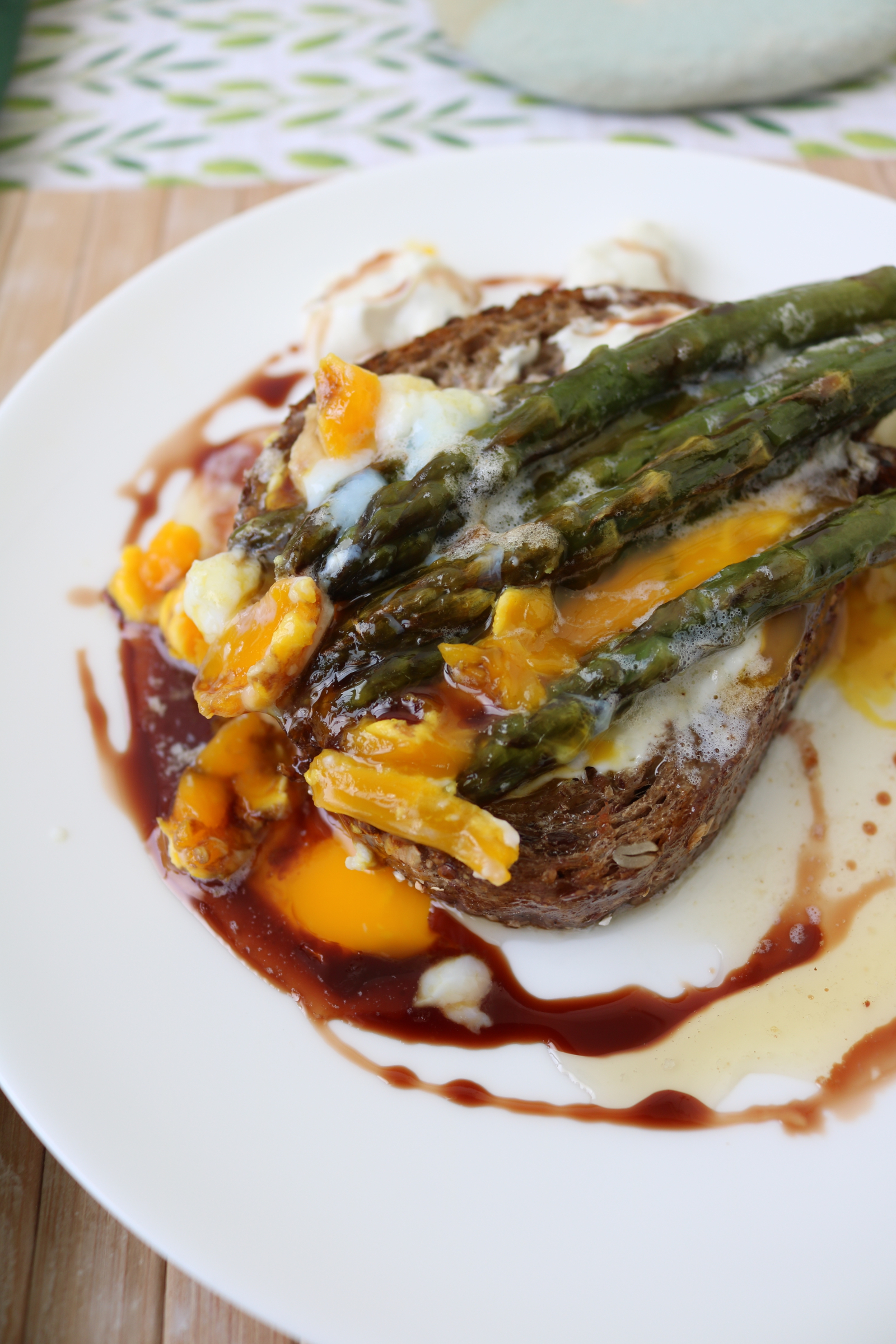 crostone con uova e asparagi