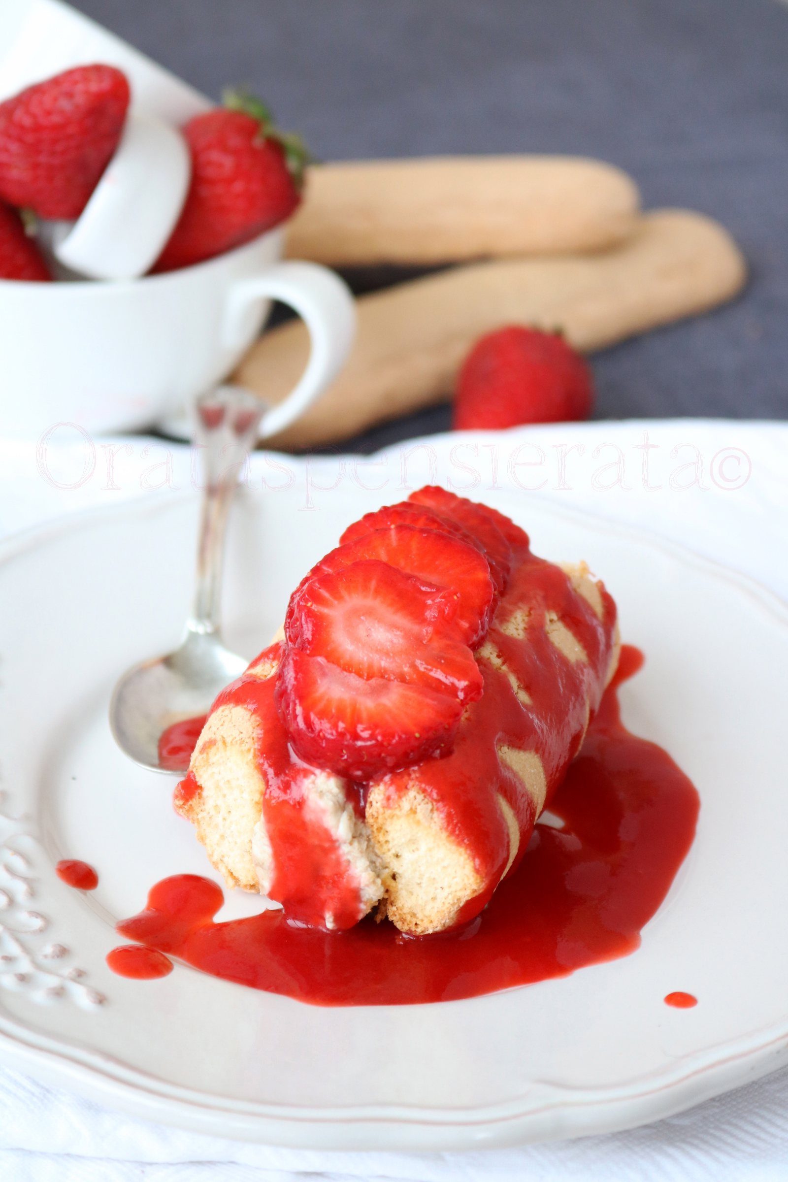 Dolce di ricotta, fragole e biscottos