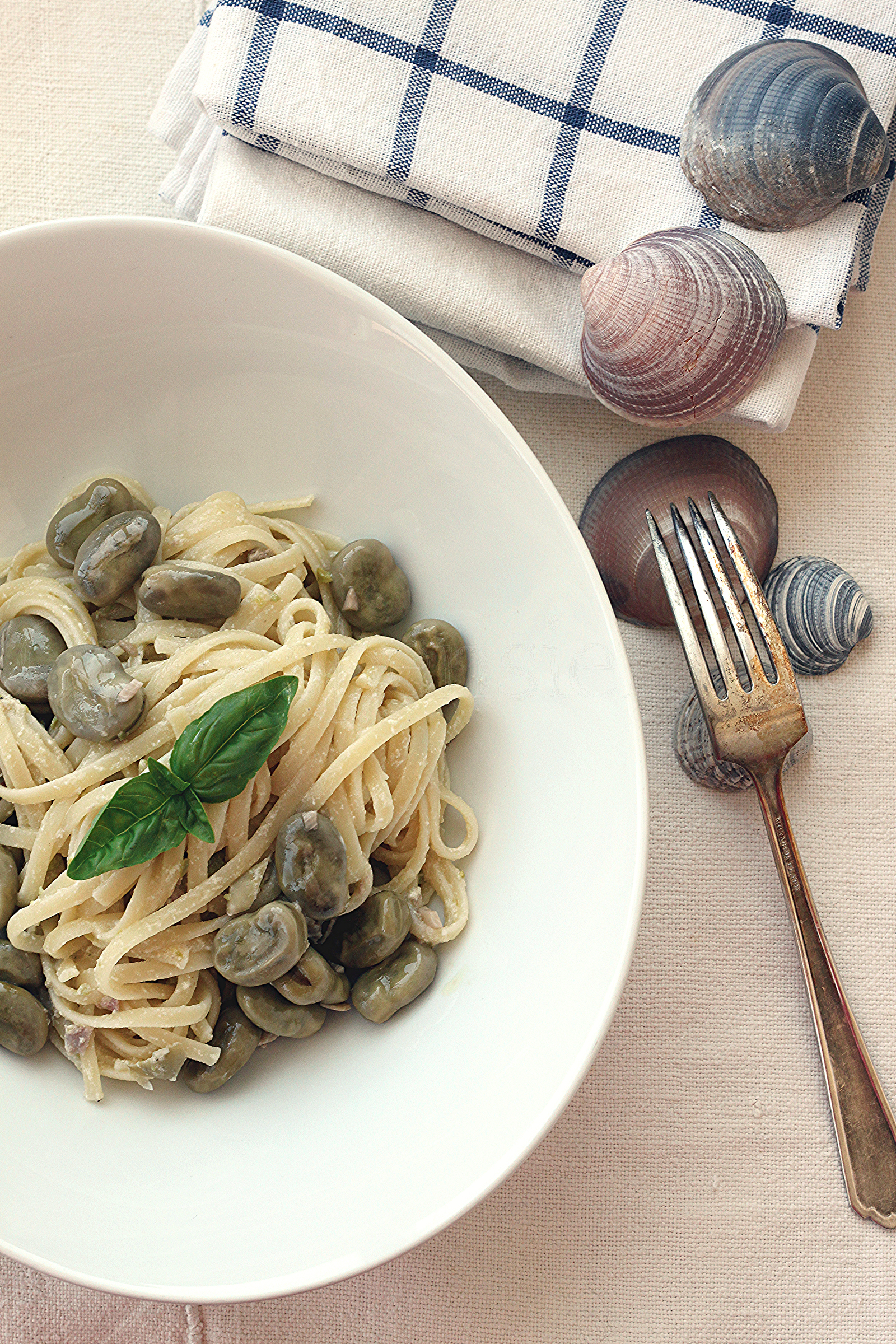 fettuccine con fave e tonno affumicato