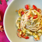Linguine con pesto di foglie di carota, patate e pomodorini