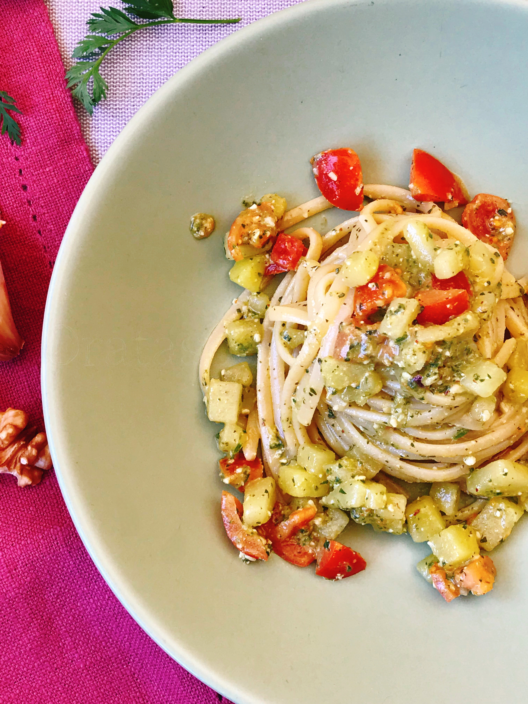 Linguine con pesto di foglie di carota, patate e pomodorini