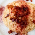 risotto con guanciale croccante e polvere di barbabietola