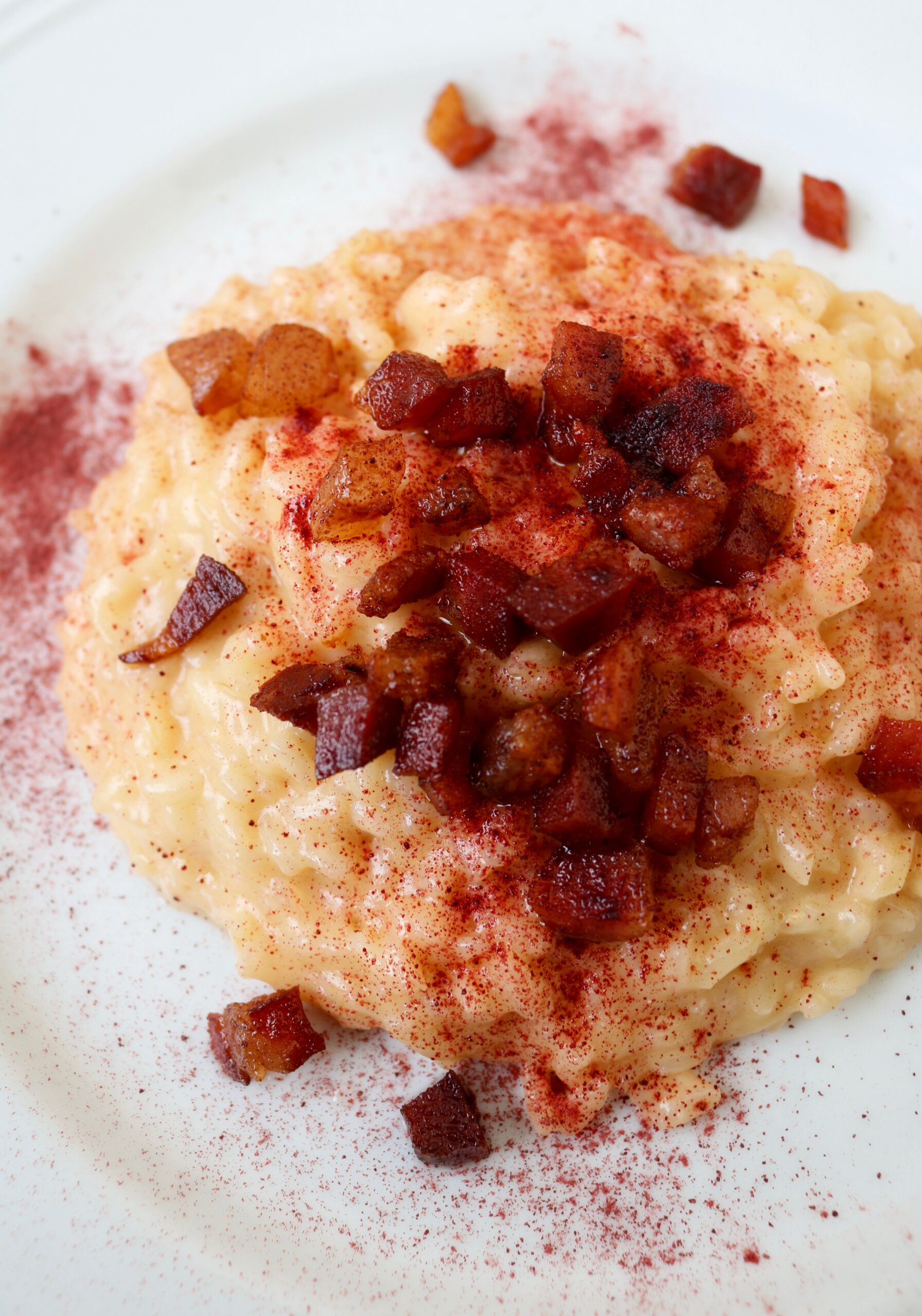 risotto con guanciale croccante e polvere di barbabietola