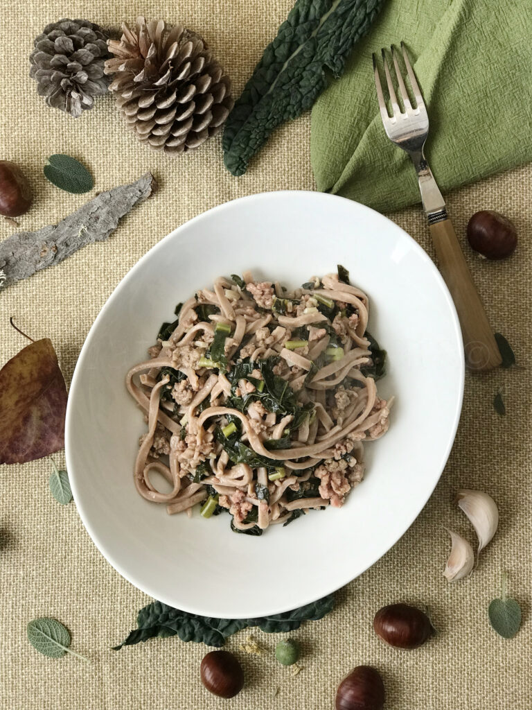Tagliolini di farina di castagne con cavolo nero e salsiccia