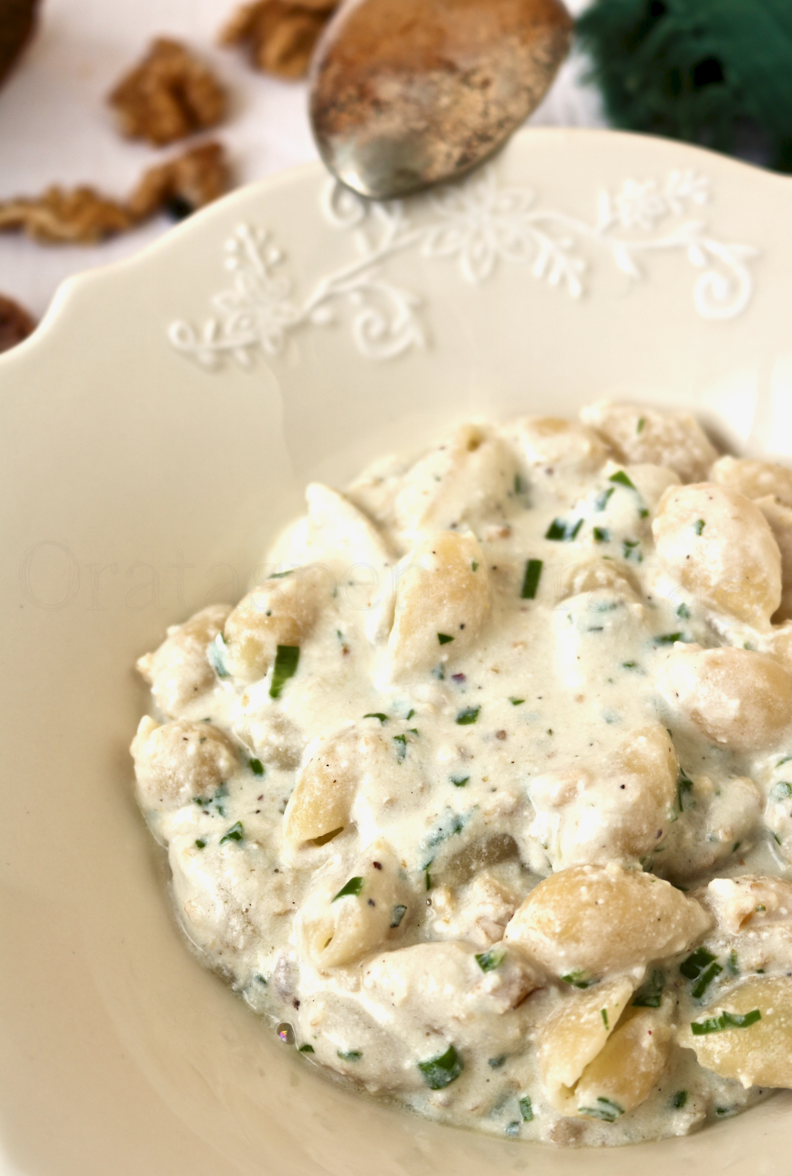 pasta alla ricotta con noci ed erbe