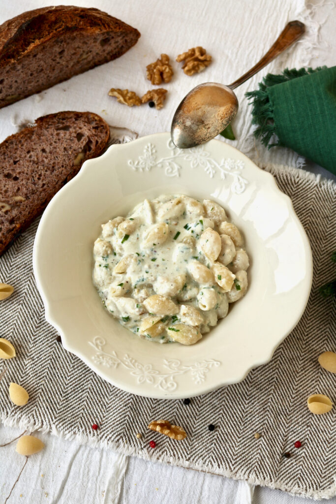 Pasta alla ricotta con noci ed erbe
