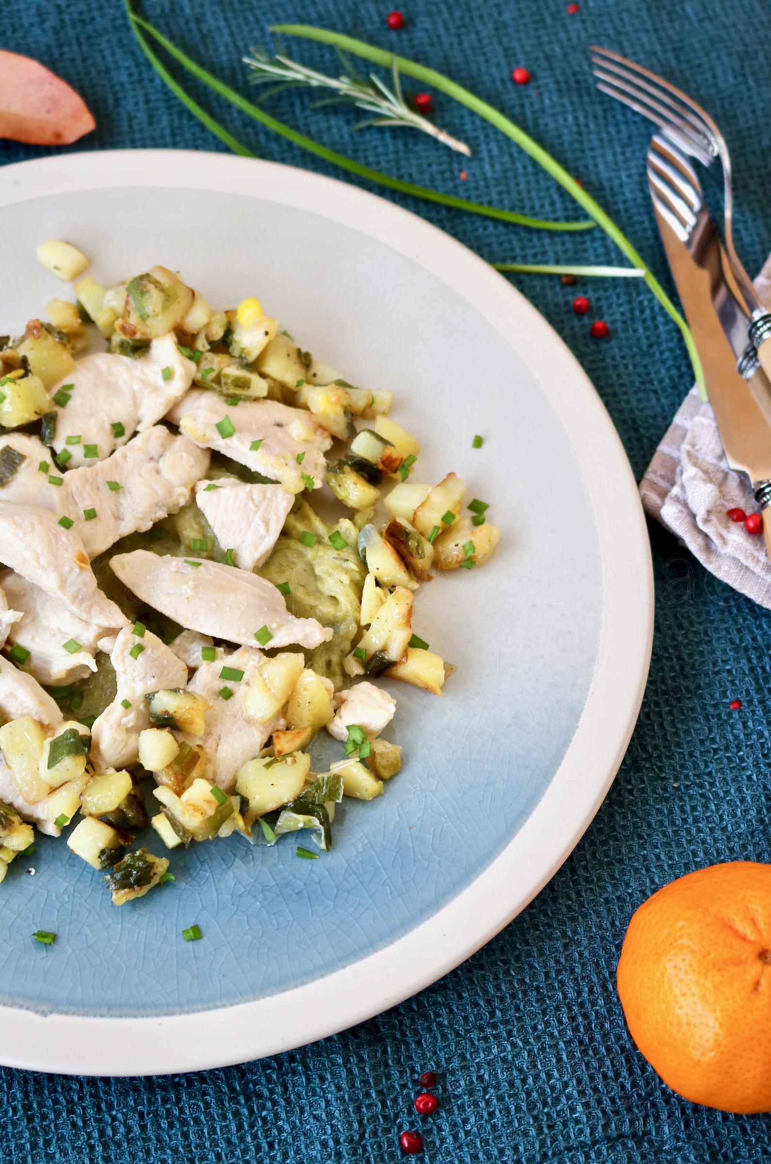 Petto di pollo con patate e cipollotti al profumo di mandarino