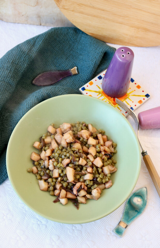 Seppie con cipolle rosse e pasta verde