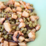 Seppie con cipolle rosse e pasta verde