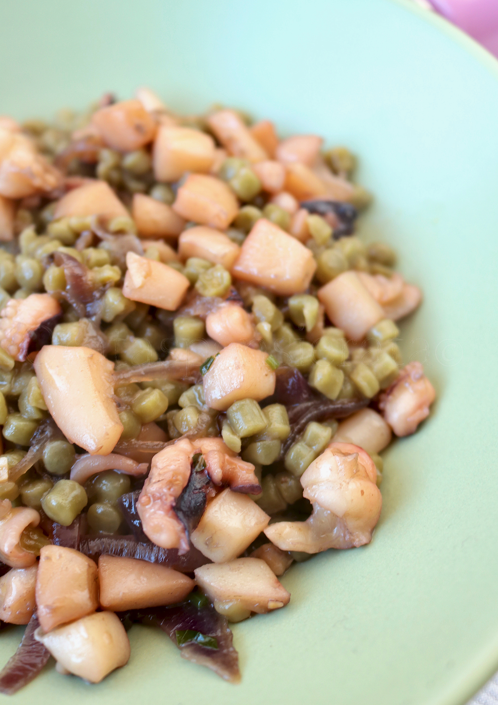 Seppie con cipolle rosse e pasta verde