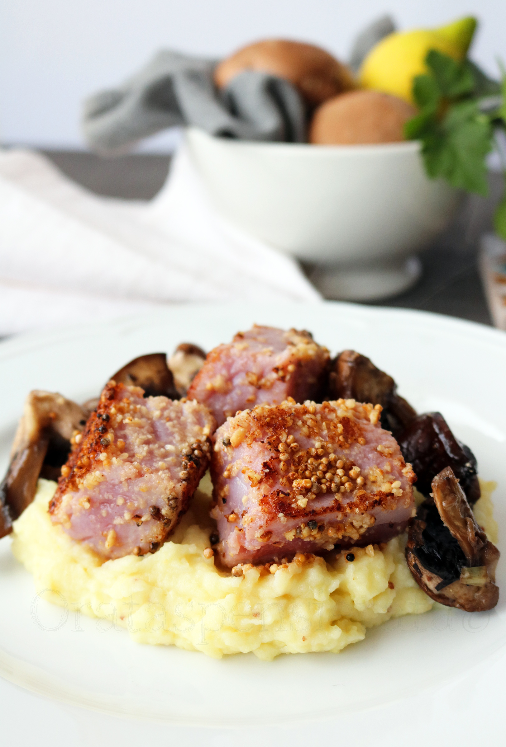 Tonno alle nocciole e semi di senape con purè di patate e funghi