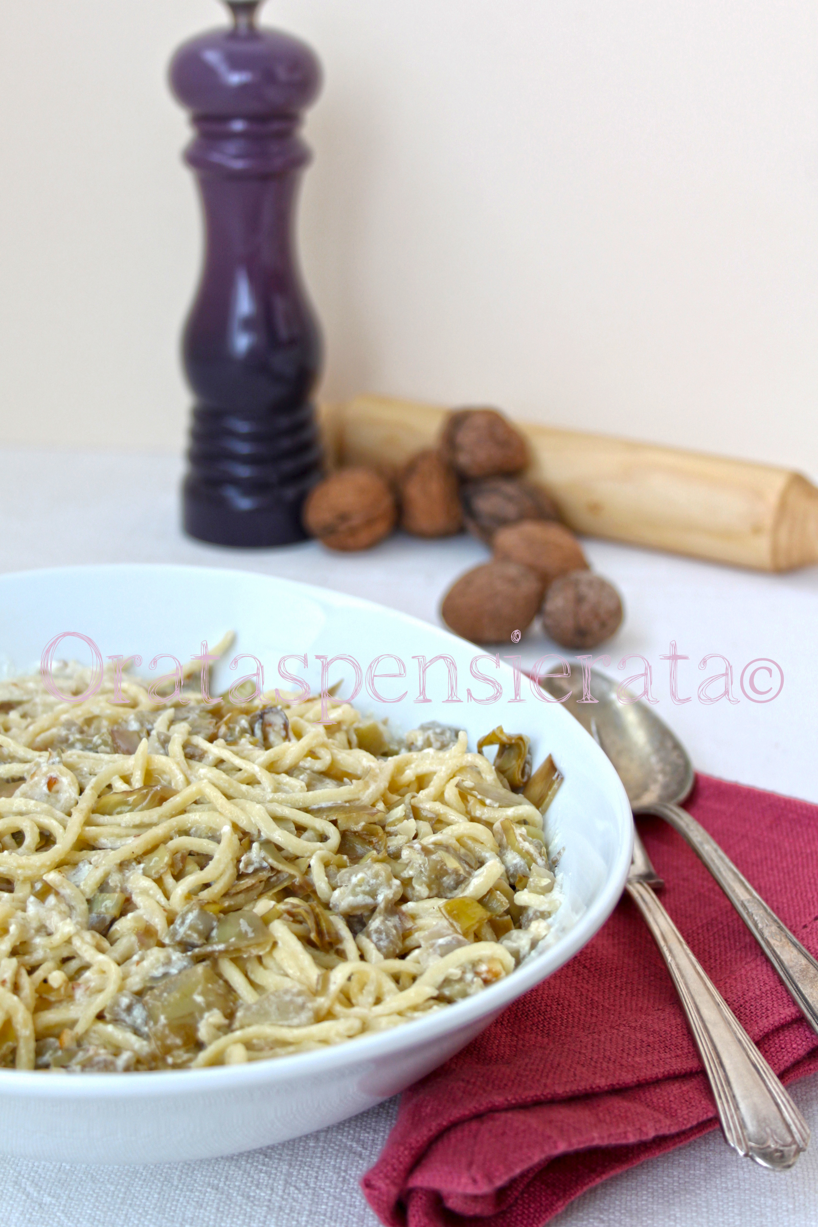 Spaghetti alla chitarra allo zafferano con carciofi, ricotta e noci