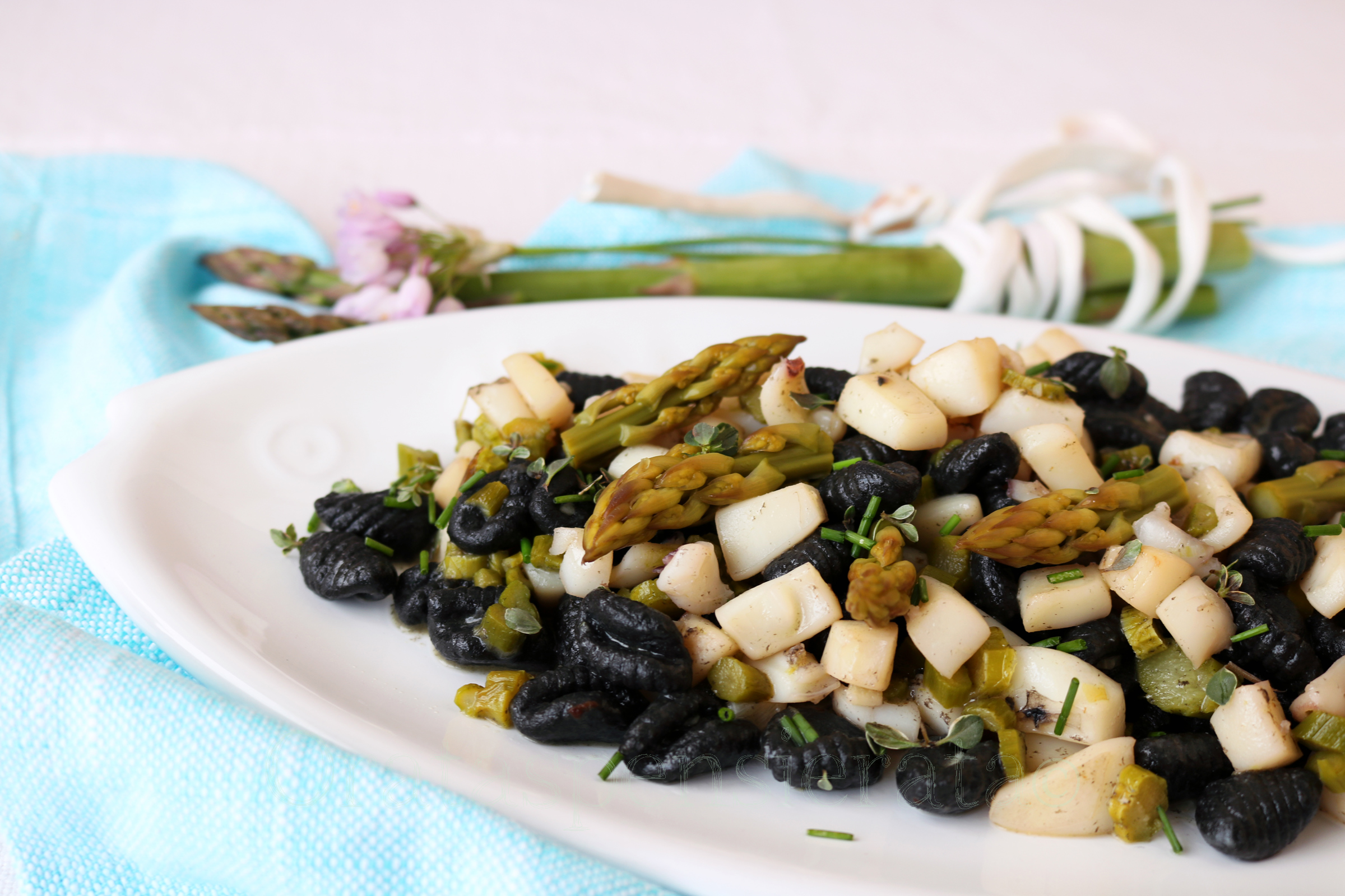 Bianco, verde, nero: gnocchetti alle seppie con asparagi